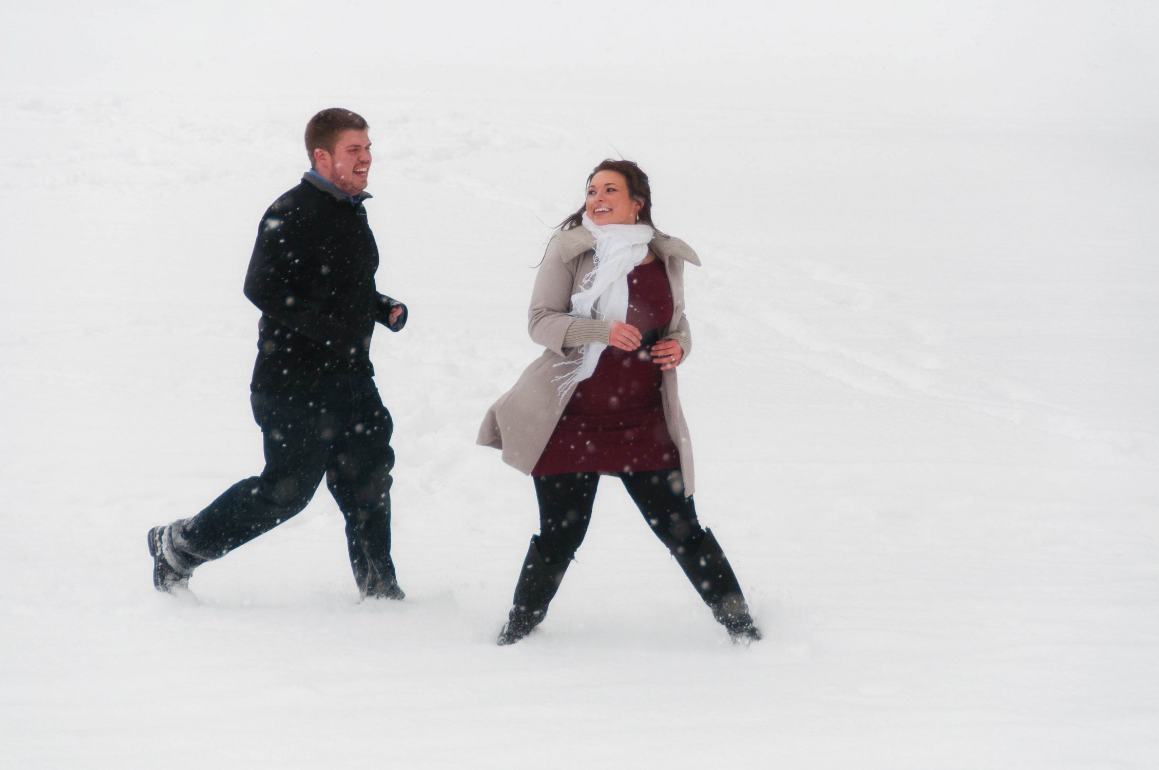 Fun in the snow engagement portrait, lifestyle photo, Pitt, pittsburgh, snow, 